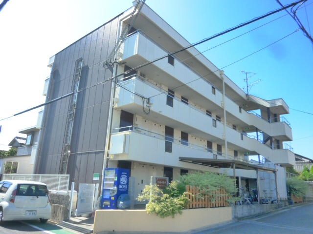 建物外観　近隣にコンビニありますよ♪