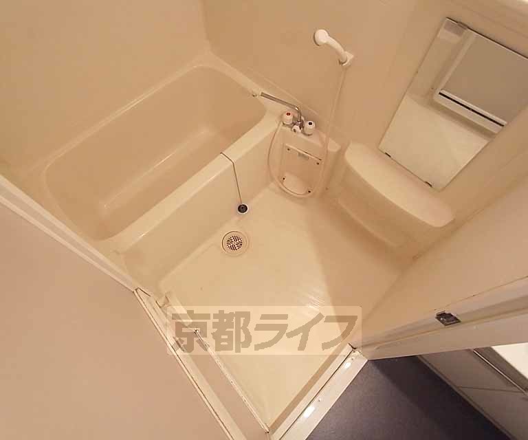 バス・シャワールーム　ゆったりセパレートタイプの浴室です。