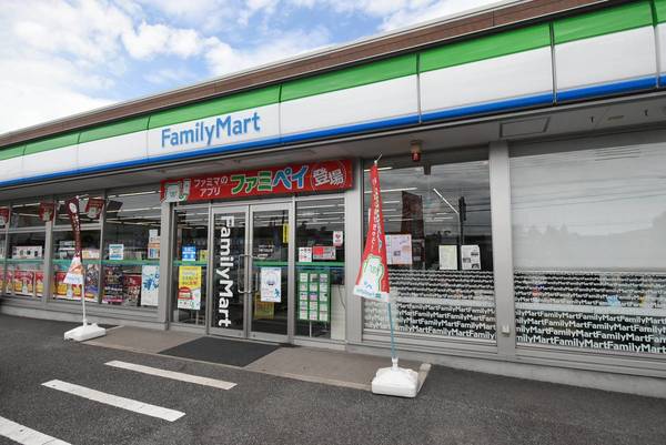 コンビニ　ファミリーマート（コンビニ）まで300m