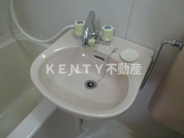洗面設備　明るい洗面所です