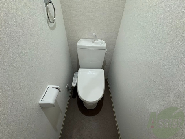 トイレ　トイレは温水洗浄便座です。シンプルな雰囲気になっています。