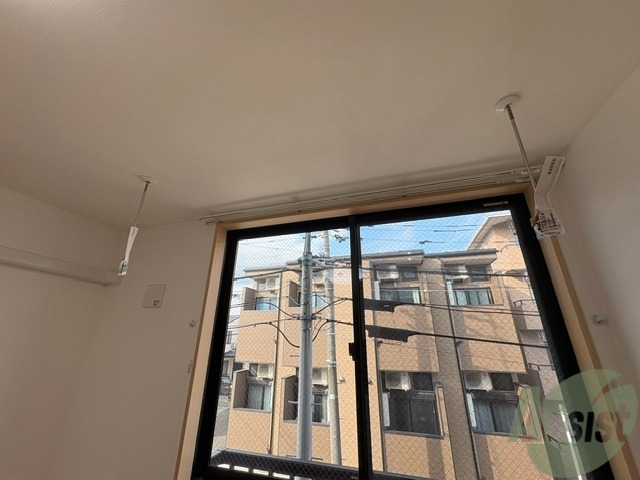 バルコニー　室内に物干し竿があるため洗濯物を干すのに便利です。