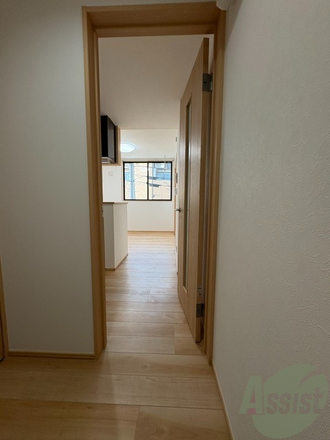 玄関　玄関からのお写真です。広々としていて靴の着脱に便利です