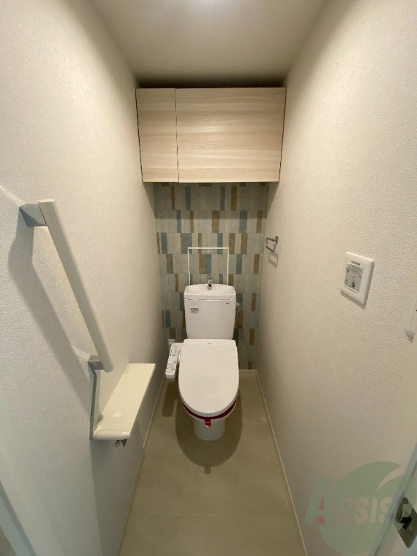 トイレ　トイレは温水洗浄便座で上部には収納スペースも！
