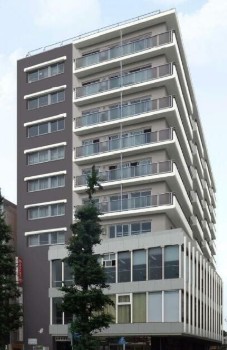 建物外観　鉄骨鉄筋コンクリート造のがっちりとした建物。