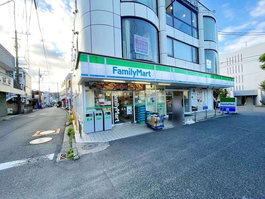 コンビニ　ファミリーマート大船駅北店（コンビニ）まで290m