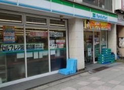 コンビニ　ファミリーマート川崎駅西店（コンビニ）まで69m