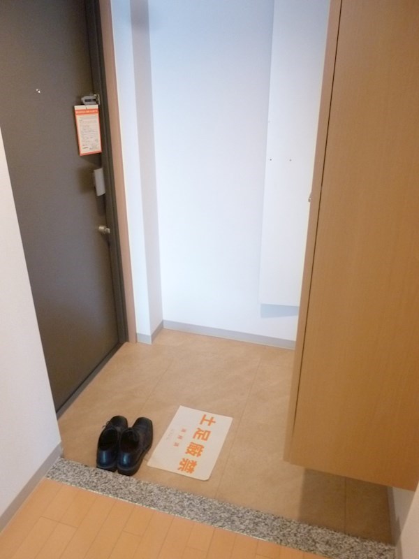 玄関　※同建物・別号室の写真です★（実際のお部屋とは異なります）