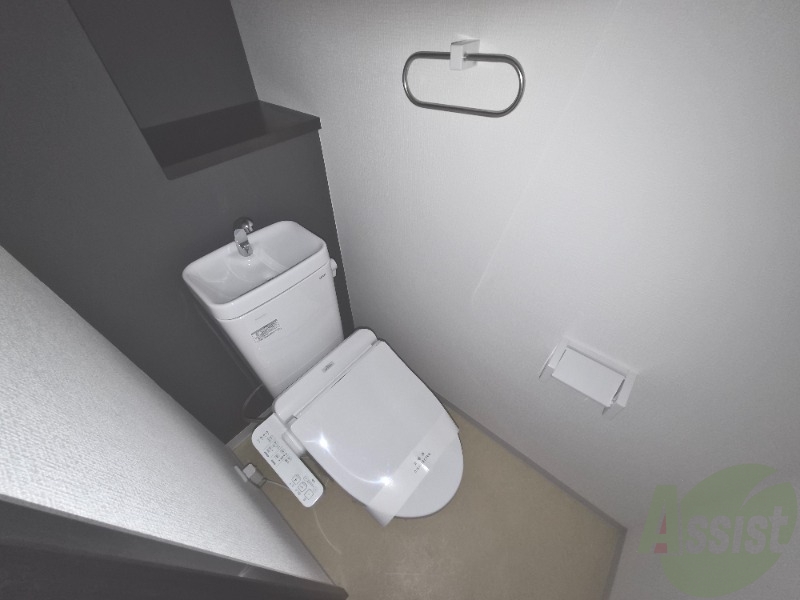 トイレ　温水洗浄便座付きのトイレになります。オシャレな色合いですね。