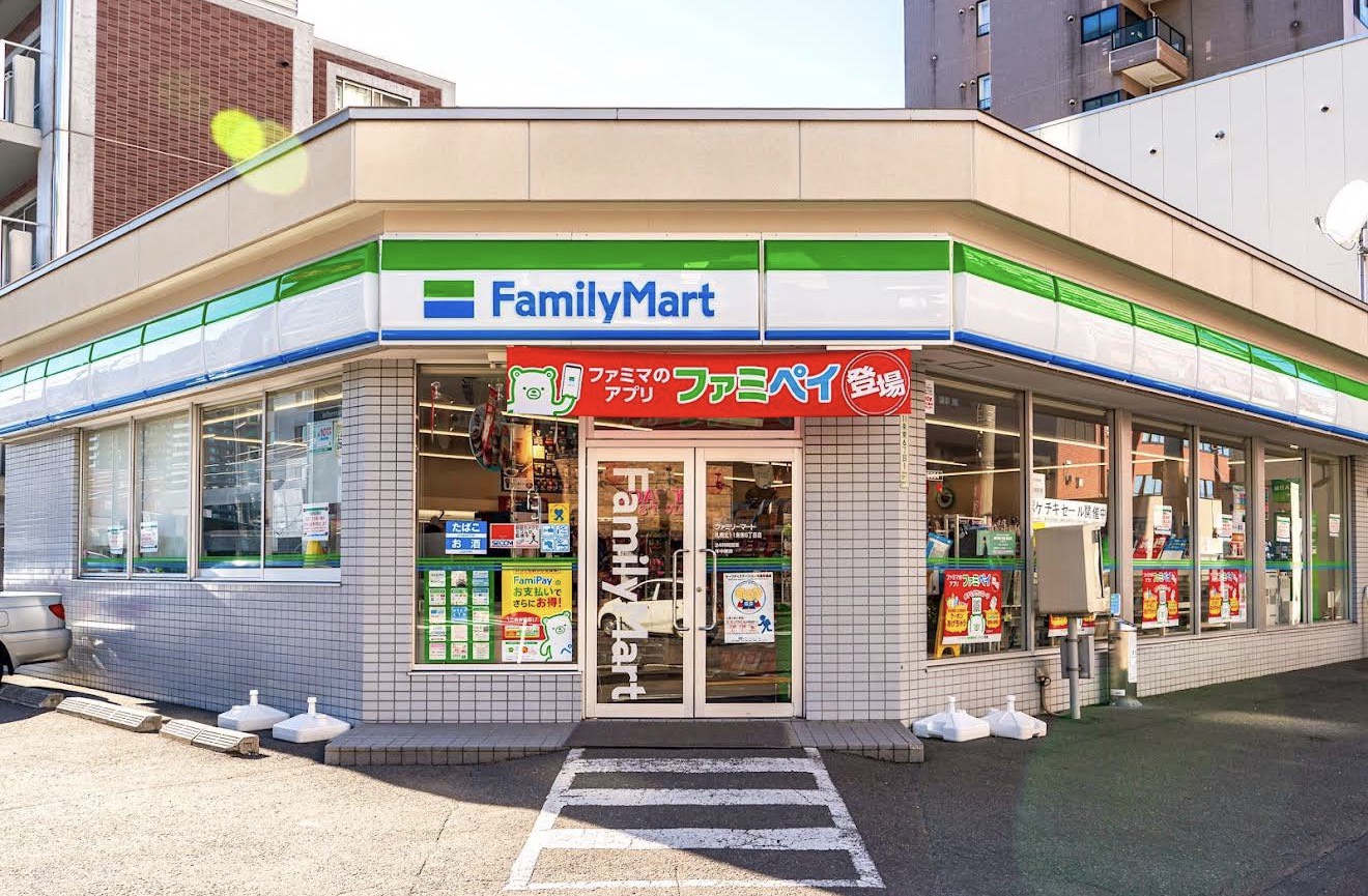 コンビニ　ファミリーマート札幌北11条東6丁目店（コンビニ）まで309m