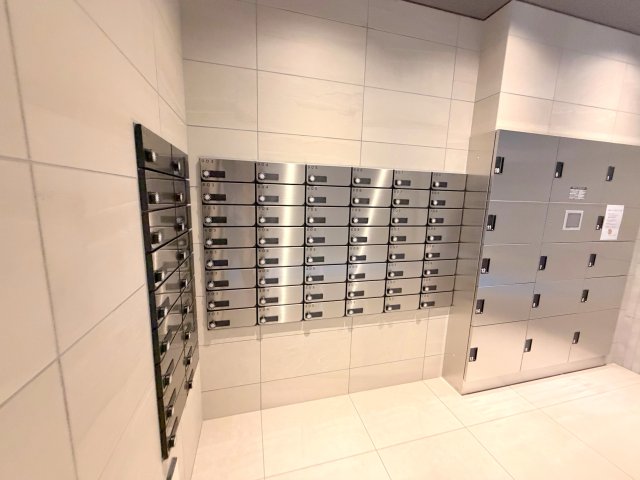 ロビー　ロビーにある各部屋毎のメールボックス。