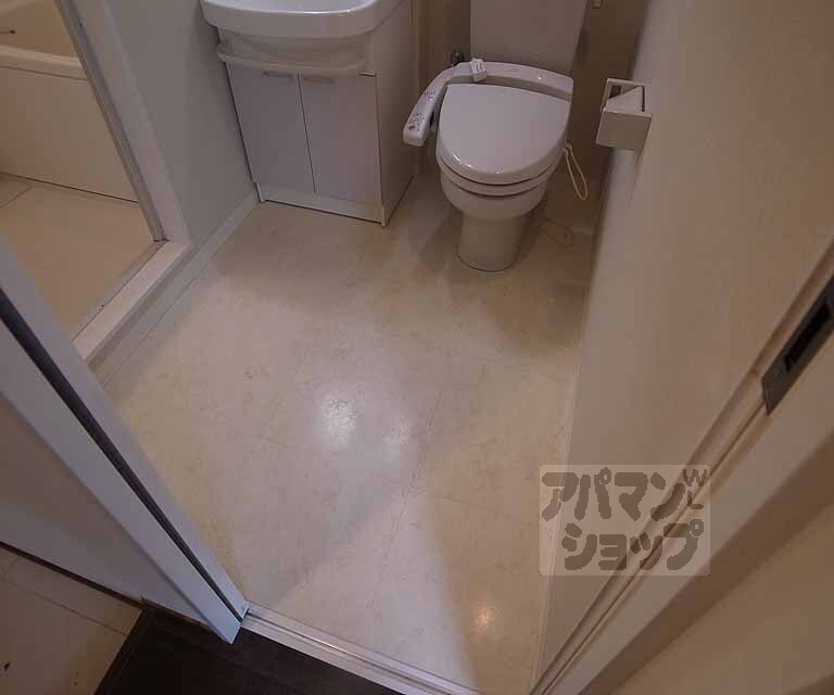洗面設備　トイレと一緒になっている脱衣スペースです。