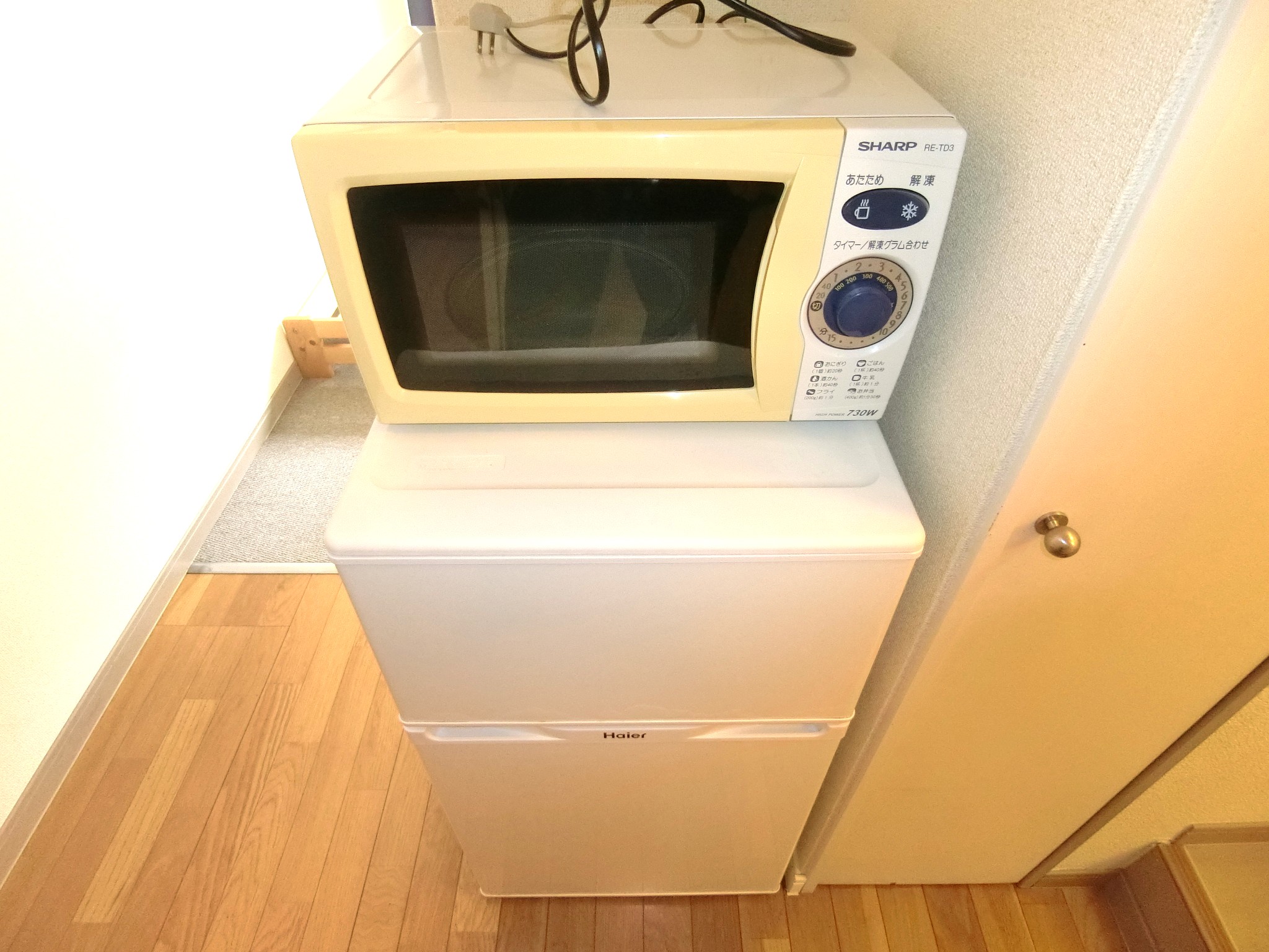 眺望　キッチンに２ドア冷蔵庫と電子レンジです☆