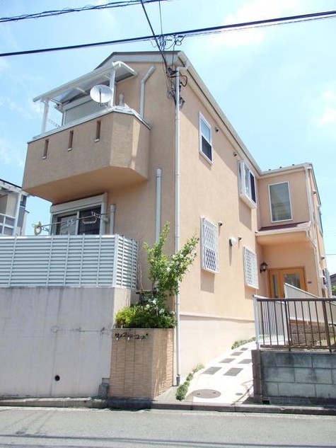 横浜市神奈川区神之木町のアパートの建物外観