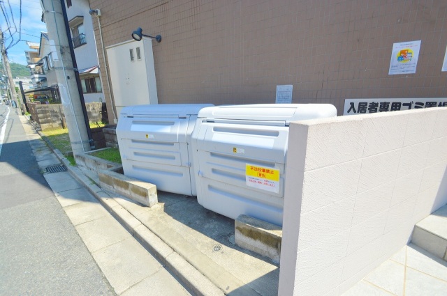 コンビニ　セブンイレブン広島海田曙町店（コンビニ）まで627m