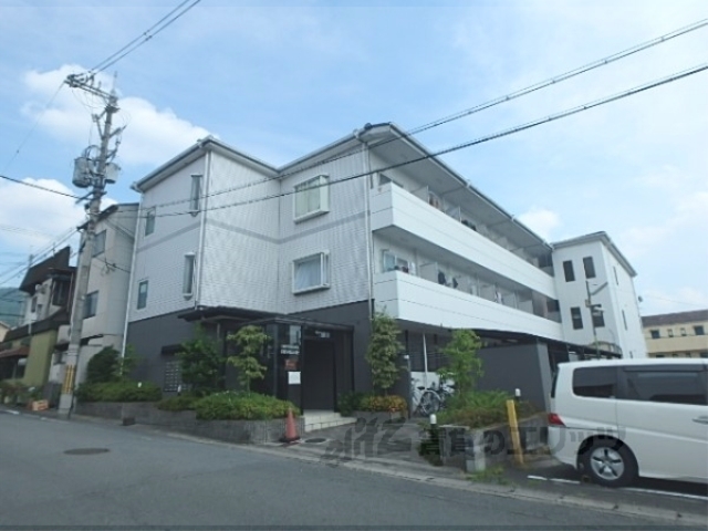 京都市山科区勧修寺平田町のマンションの建物外観