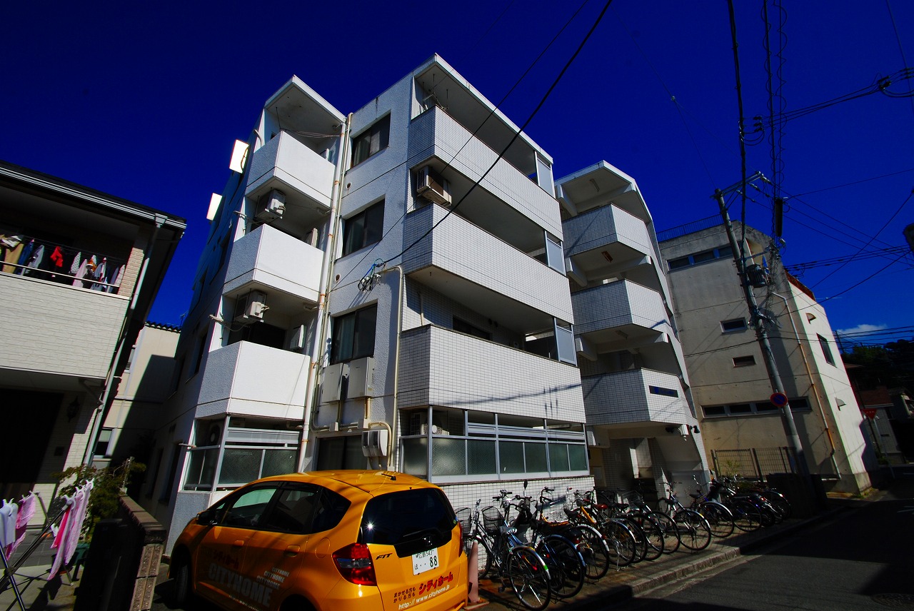 広島市東区尾長東のマンションの建物外観