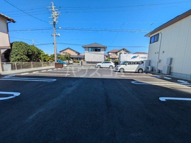 【浜松市中央区天王町のアパートの駐車場】