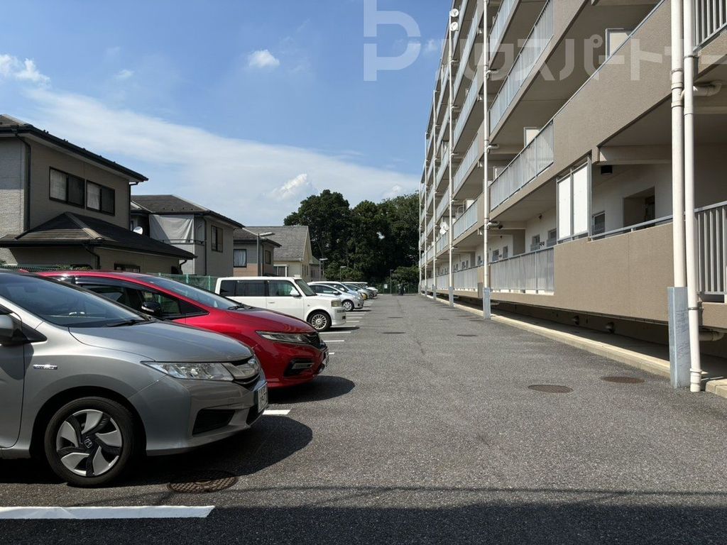 【柏市大井のマンションの駐車場】