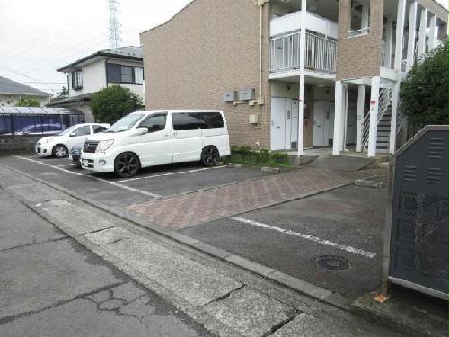 【レオパレスしゃらの駐車場】