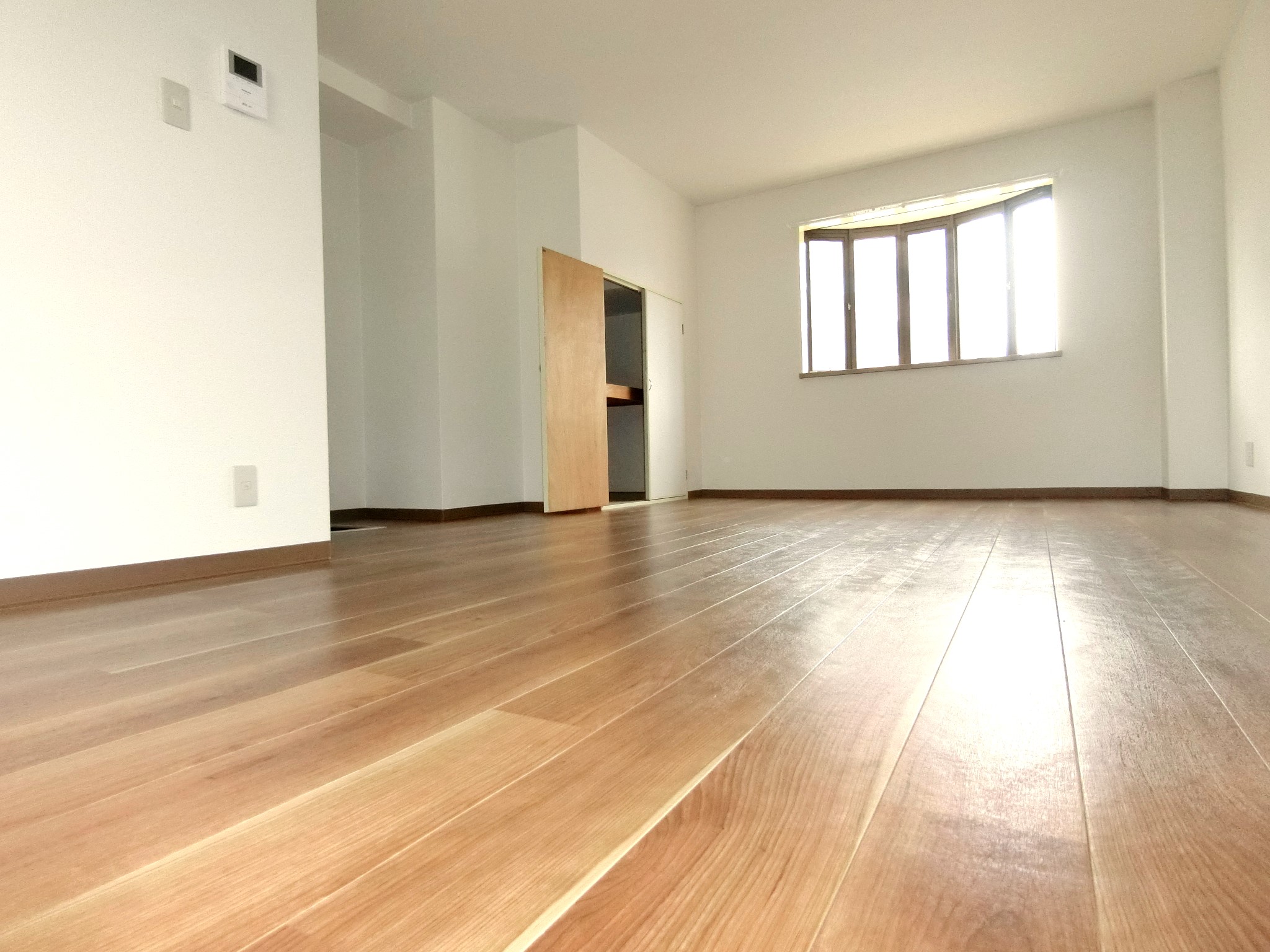 その他　お洒落な出窓付洋室11帖もある１フロアー１戸の角部屋です☆