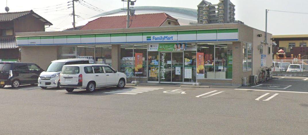 コンビニ　ファミリーマート（コンビニ）まで88m