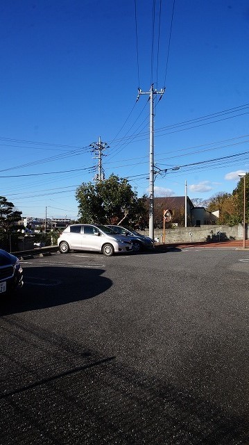 【松戸市大谷口のマンションの駐車場】