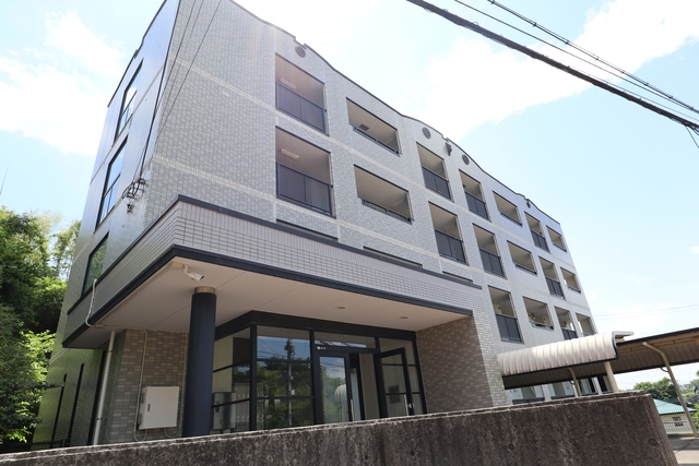 【松戸市大谷口のマンションの建物外観】