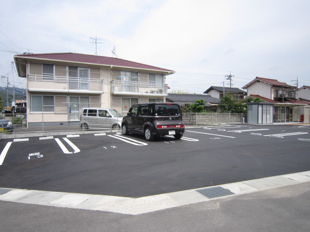 【浅口市金光町占見新田のアパートの駐車場】