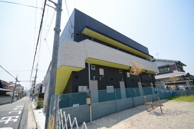 堺市西区鳳北町のアパートの建物外観