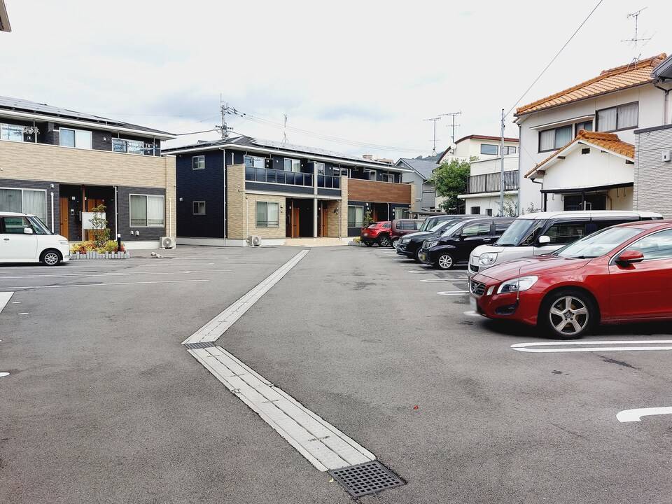 【松山市南久米町のアパートの駐車場】