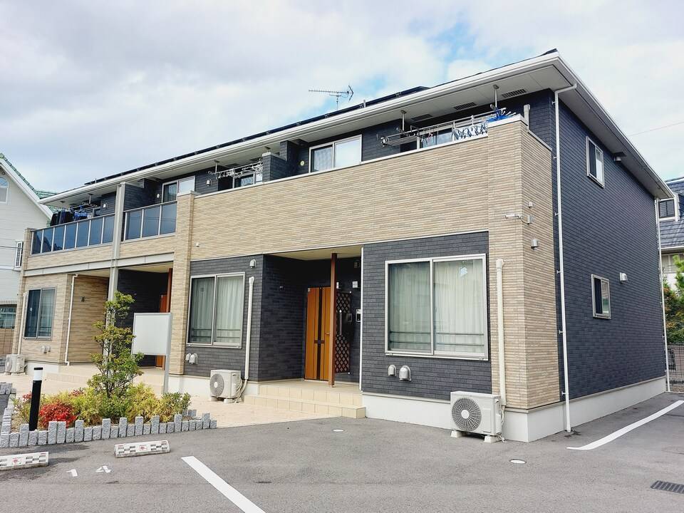 松山市南久米町のアパートの建物外観