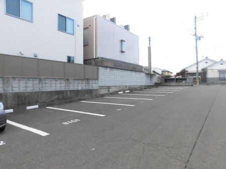 【郡山市開成のアパートの駐車場】