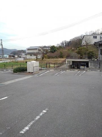 【福山市神辺町のアパートの駐車場】