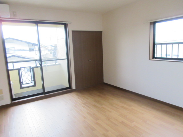 居室・リビング　２階・角部屋