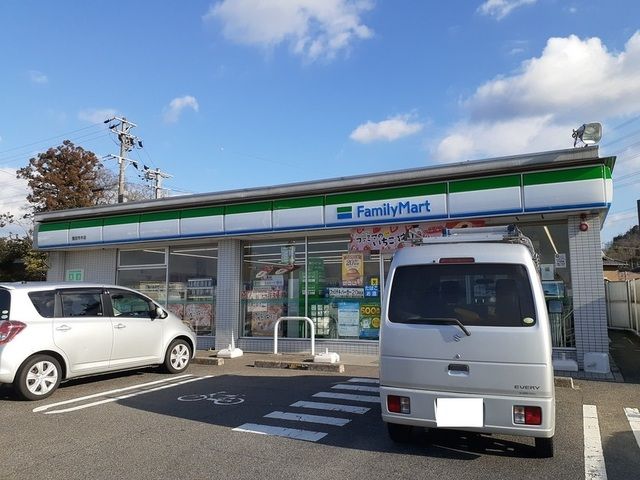 コンビニ　ファミリーマート（コンビニ）まで600m