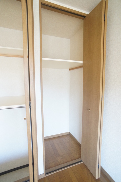 収納　収納ボックスを置いたり、工夫しながら衣類を収納できます♪