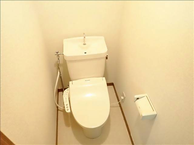 トイレ　温水洗浄便座付きのトイレです。