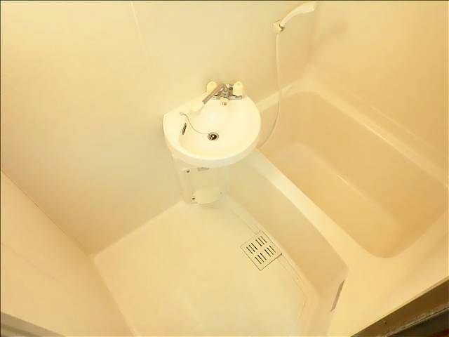 バス・シャワールーム　湯船で１日の疲れをリフレッシュしましょう。