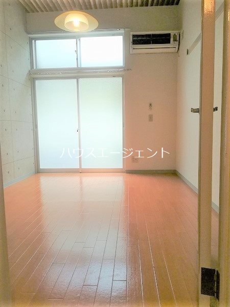 居室・リビング　窓が大きく明るい室内です