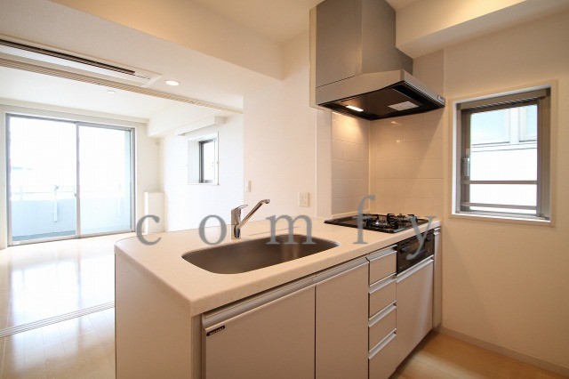 キッチン　窓のある明るいキッチン