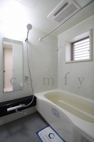 バス・シャワールーム　窓のあるバスルーム