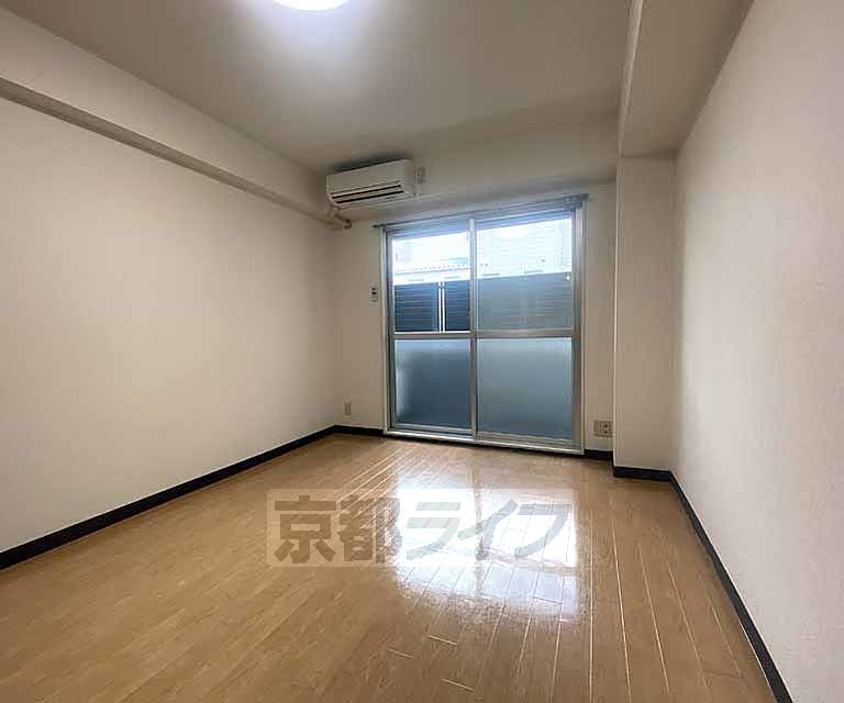 居室・リビング　落ち着いた雰囲気のお部屋です