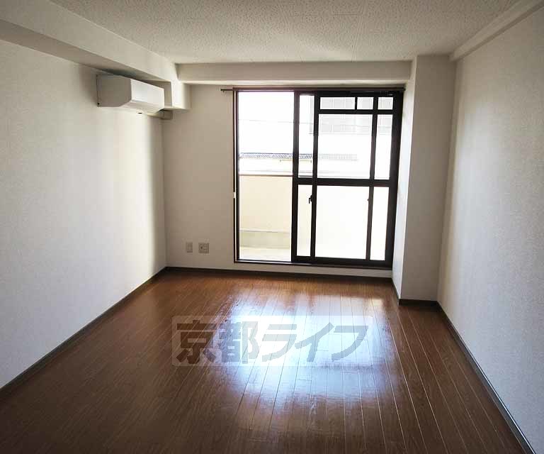 居室・リビング　エアコンのついたお部屋で過ごしやすいです！