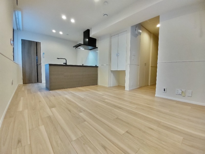 居室・リビング　リビングは２面採光｜ダウンライト付