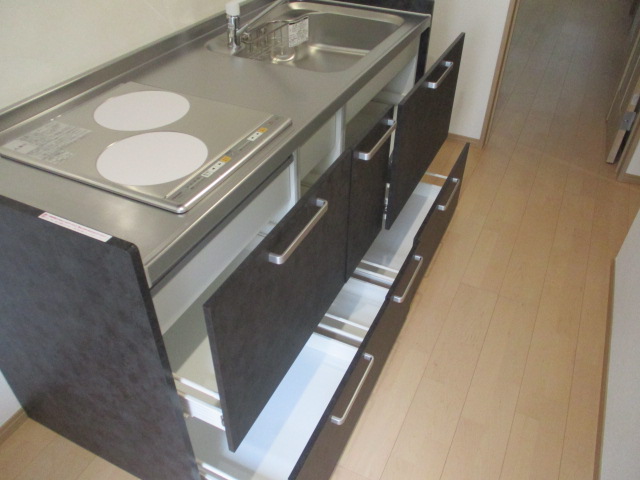 キッチン　キッチンは2口のIHコンロ付きで収納も豊富♪