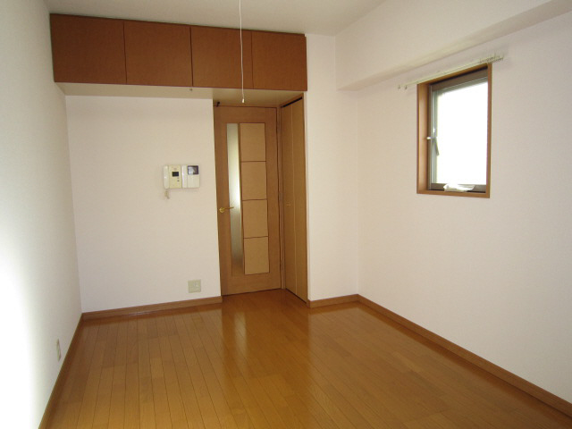 居室・リビング　同マンションの別部屋の写真です