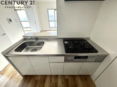 キッチン　収納豊富なシステムキッチン3口ガスコンロ