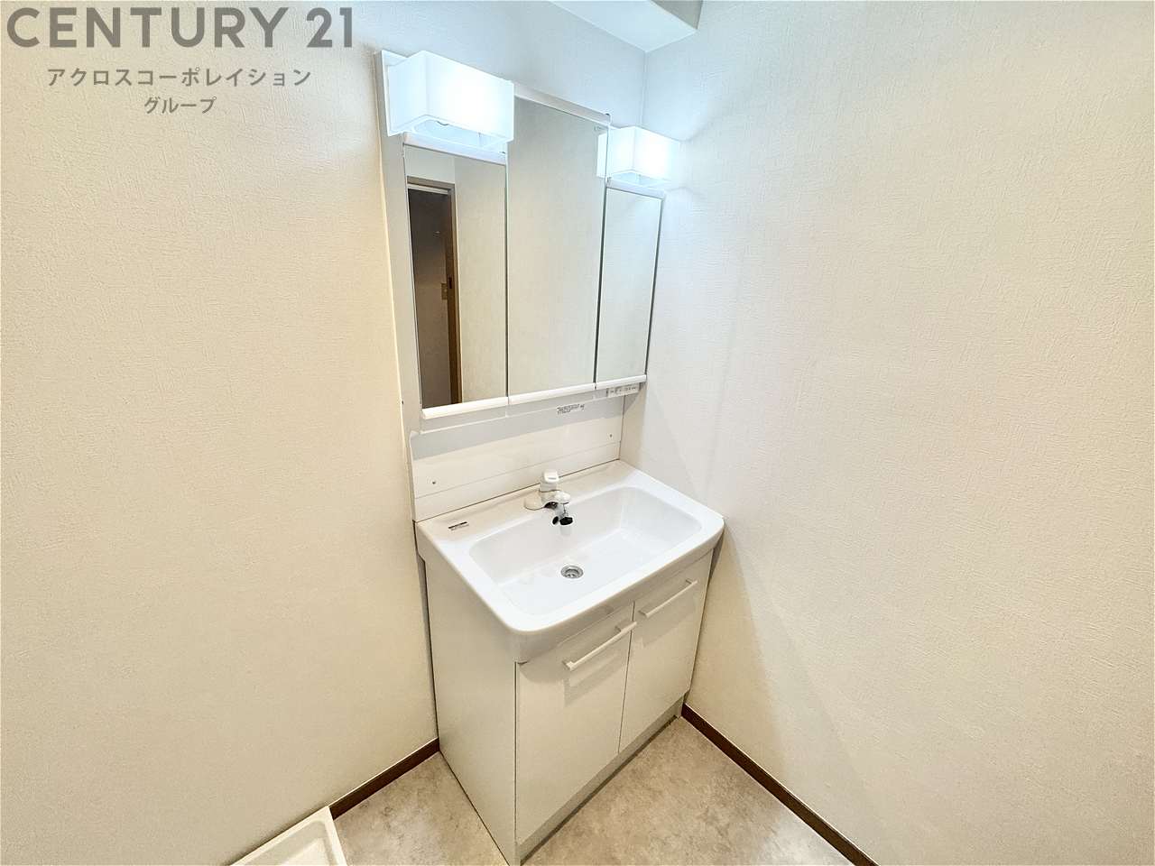 洗面設備　見やすい三面鏡