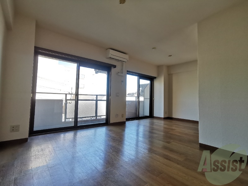 居室・リビング　リビングは広々としていて、窓も大きいので気持ちが良いですね！